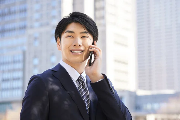 Крупным Планом Лицо Японского Бизнесмена Позвонить — стоковое фото