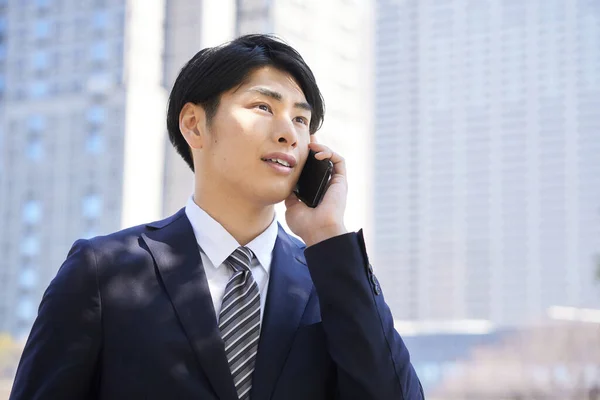 Een Close Van Het Gezicht Van Een Japanse Zakenman Bellen — Stockfoto