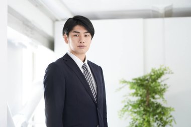 Ciddi bir ifadeyle Japon bir erkek işadamı..