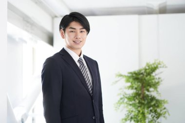 Gülümseyen bir Japon erkek işadamı..