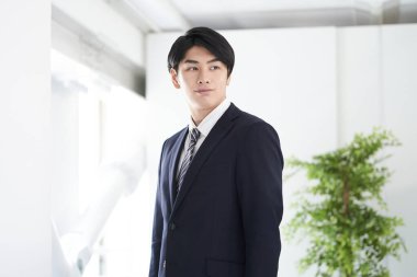 Ciddi bir ifadeyle Japon bir erkek işadamı..