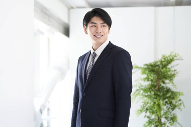 Gülümseyen bir Japon erkek işadamı..