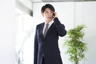 Japon bir işadamı ciddi bir ifadeyle arıyor.