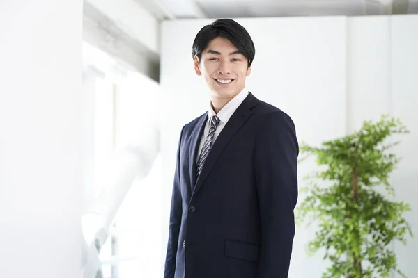 日本の男性実業家が笑顔でカメラを見て — ストック写真