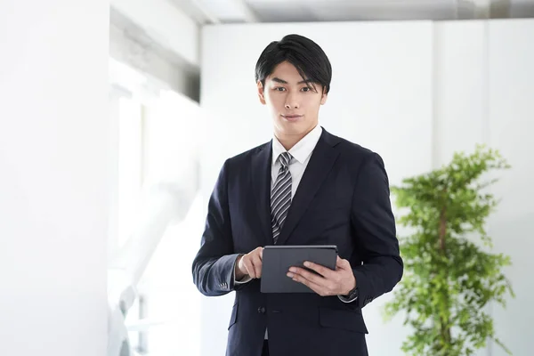 Японский Бизнесмен Серьезным Выражением Лица Смотрит Камеру — стоковое фото