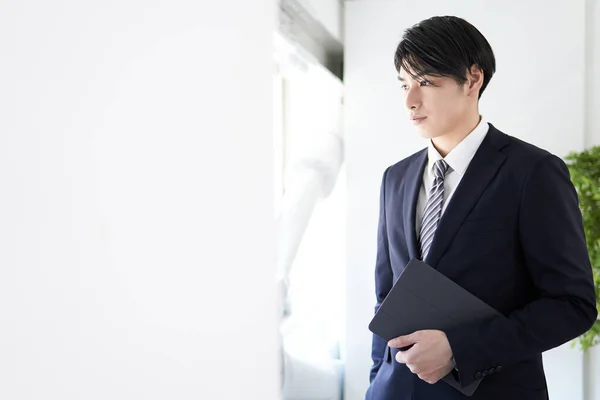 Японский Бизнесмен Смотрит Окно Серьезным Выражением Лица — стоковое фото