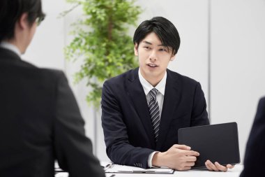 Japon erkek işadamları yüz yüze açıklıyor..