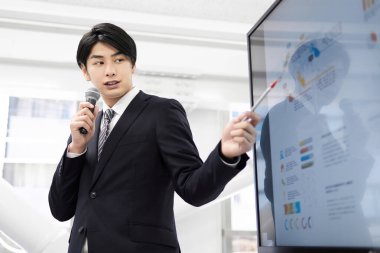 Japon bir erkek işadamı sunum yapıyor..