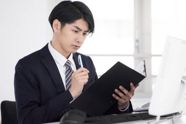 Bir işadamı verileri ciddi bir ifadeyle özetliyor.