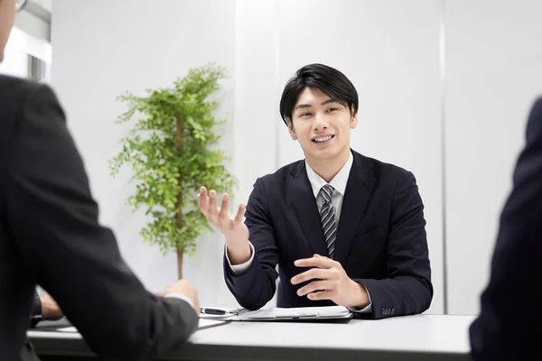 Hombres Negocios Japoneses Explicando Cara Cara — Foto de Stock