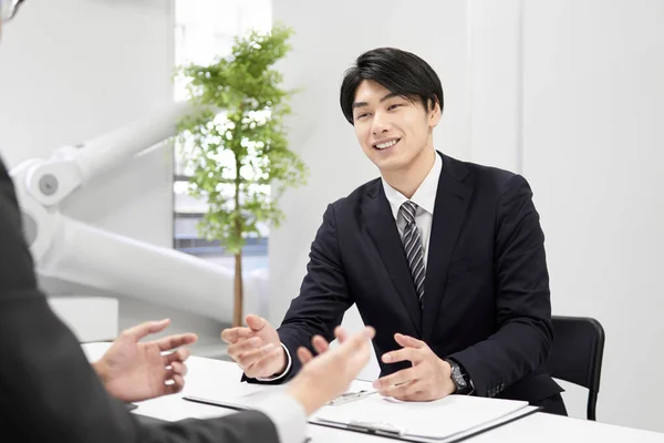 Japanske Mandlige Forretningsmænd Forklarer Ansigt Til Ansigt - Stock-foto