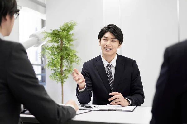 Японские Бизнесмены Объясняют Лицом Лицу — стоковое фото
