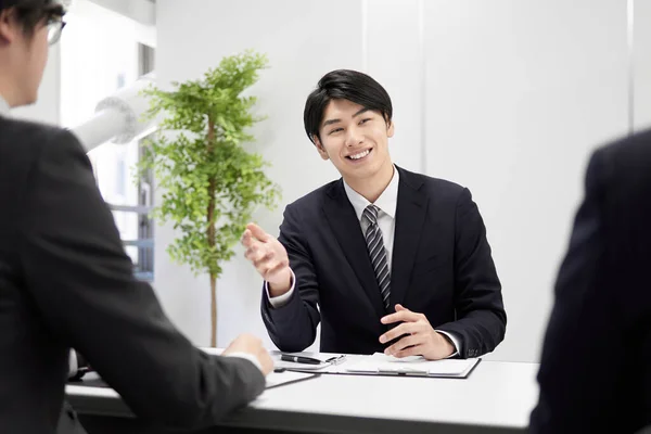 Japanske Mandlige Forretningsmænd Forklarer Ansigt Til Ansigt - Stock-foto