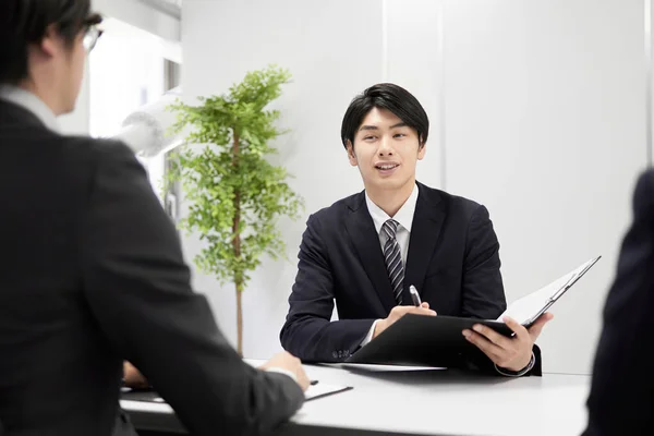Japanese Male Businessmen Explaining Face Face — Stock Photo, Image