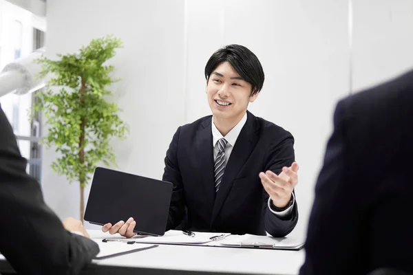 Japanske Mandlige Forretningsmænd Forklarer Ansigt Til Ansigt - Stock-foto
