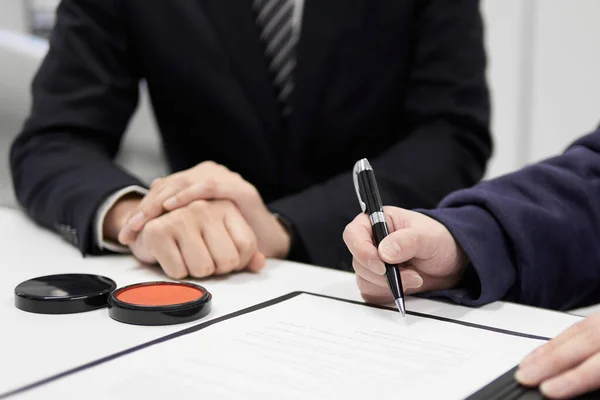 Japonés Hombre Negocios Mano Para Instar Firma Del Contrato — Foto de Stock