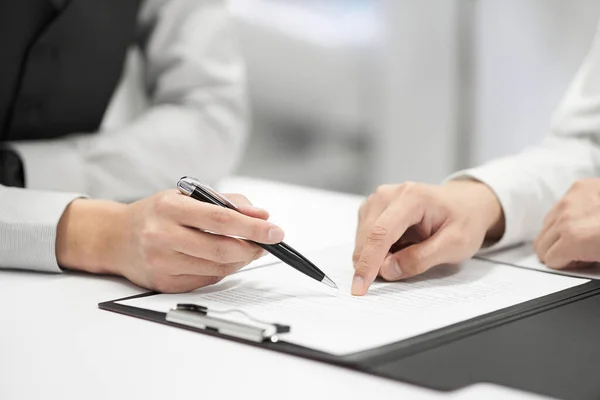 Een Japanse Mannelijke Zakenman Controleert Inhoud Van Een Contract — Stockfoto