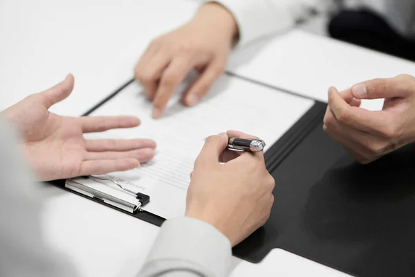 Homem Negócios Japonês Verifica Conteúdo Contrato — Fotografia de Stock