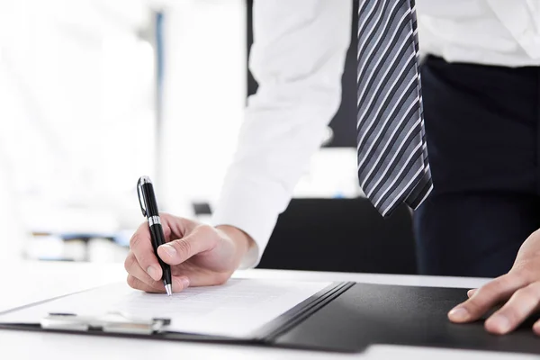 Japonés Hombre Negocios Mano Para Firmar Papeles — Foto de Stock