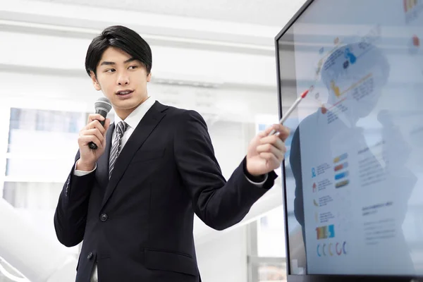 Японский Бизнесмен Выступает Презентацией — стоковое фото