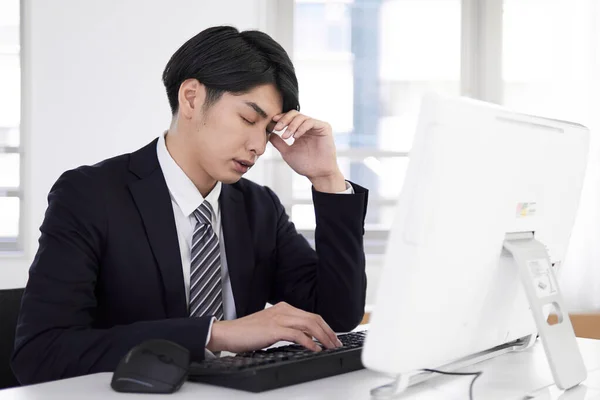 Japansk Mannlig Forretningsmann Med Svimmelhet – stockfoto