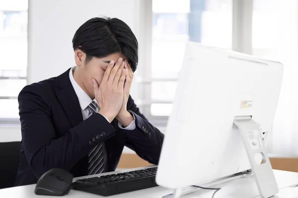 Japanske Mandlige Forretningsmænd Der Bliver Bekymrede - Stock-foto