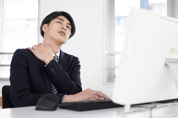 Japanese Male Businessmen Who Suffer Stiff Shoulders — Stock Photo, Image