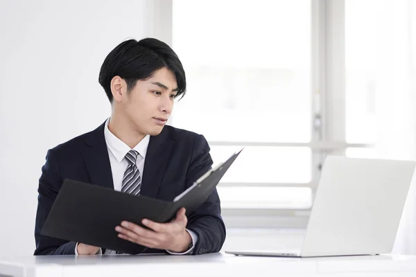 Hombre Negocios Japonés Preparando Materiales Casa Traje — Foto de Stock