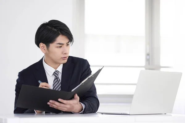 Japansk Mannlig Forretningsmann Som Lager Materiale Hjemme Dress – stockfoto