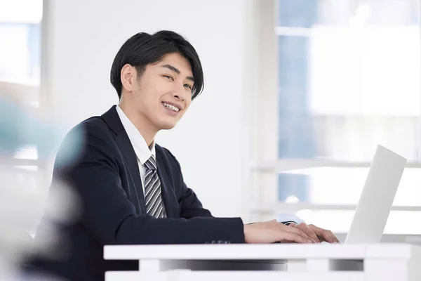 Японский Бизнесмен Улыбается Работает Над Своим Ноутбуком — стоковое фото