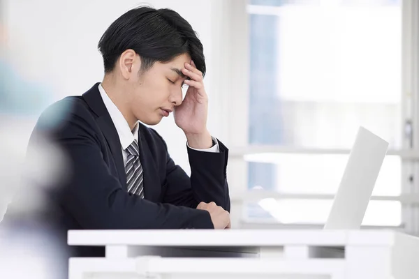 Japanske Mandlige Forretningsmænd Der Bliver Bekymrede - Stock-foto