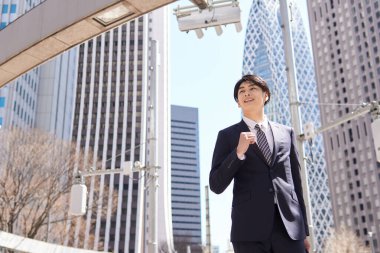 Cesur bir Japon işadamı ofis bölgesinde yürüyor..