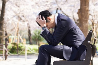 Endişe içinde olan Japon erkek işadamları