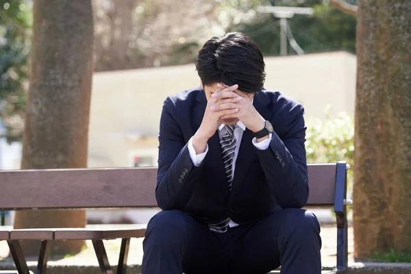 Endişe içinde olan Japon erkek işadamları