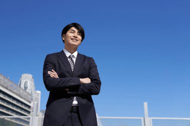 Japon bir erkek işadamı bir ofis bölgesinde duruyor..