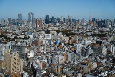 Tokyo, Japonya 'daki Minato Ward' un açık mavi gökyüzü.