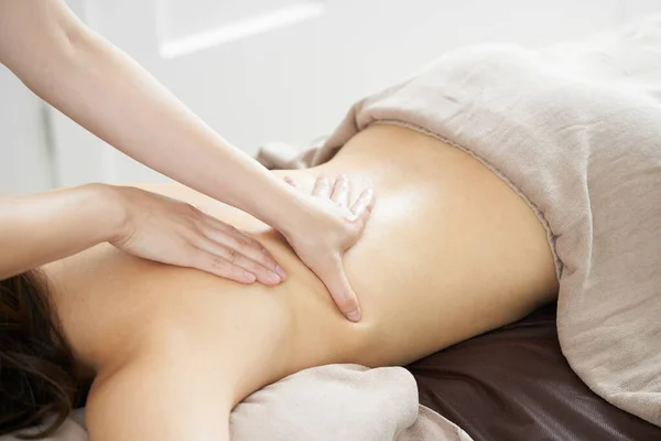 Japanese Woman Getting Back Massage Bright Beauty Salon — Stock Photo, Image