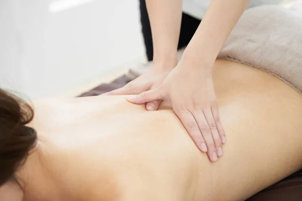 Japanese Woman Getting Back Massage Bright Beauty Salon — Stock Photo, Image