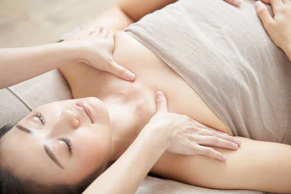 Japanese Woman Getting Decollete Massage Bright Beauty Salon — Stock Photo, Image