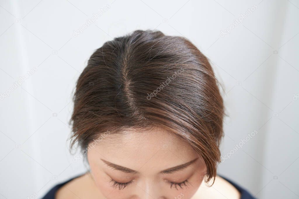 The top of a Japanese woman's head for checking the pressure points