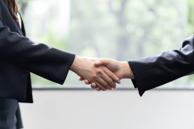 Japon iş kadınları birbirleriyle tokalaşırlar.