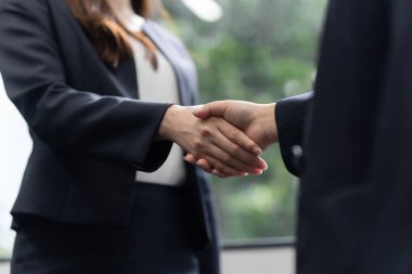 Japon iş kadınları birbirleriyle tokalaşırlar.