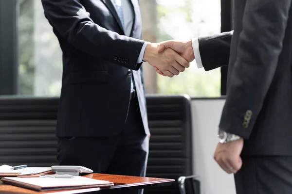 Japanese Male Businessmen Shake Hands Each Other — Stock Photo, Image