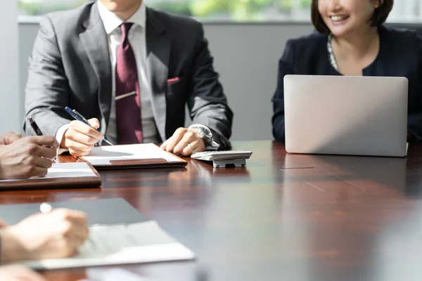 Empresario Japonés Teniendo Una Reunión Una Sala Conferencias Iluminada — Foto de Stock