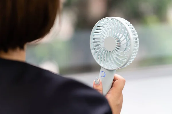 Uma Mulher Japonesa Aquece Vento Ventilador Portátil — Fotografia de Stock