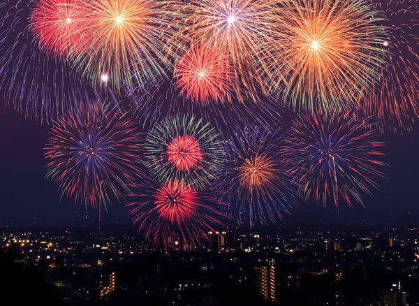 Fogos Artifício Dispararam Sobre Cidade Uma Noite Verão Japão — Fotografia de Stock