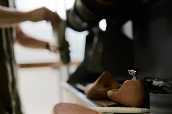 Cordonnier Rase Moule Chaussure Dans Son Atelier — Photo