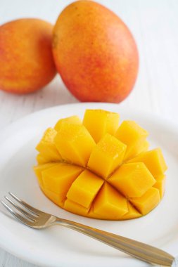 Mangolar kesilip tabakta servis edilir.