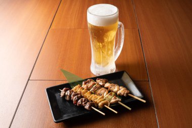 Japon yakitori ve birası.