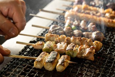 Yakitori 'yi ağla ızgara yaparken hayal et.